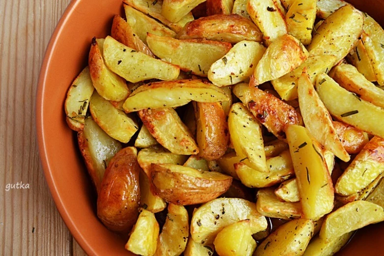 Przepis kulinarny: Pieczone ziemniaki z rozmarynem i czosnkiem